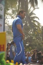 John Abraham at Standard Chartered Mumbai Marathon in Mumbai on 14th Jan 2012 (49).JPG